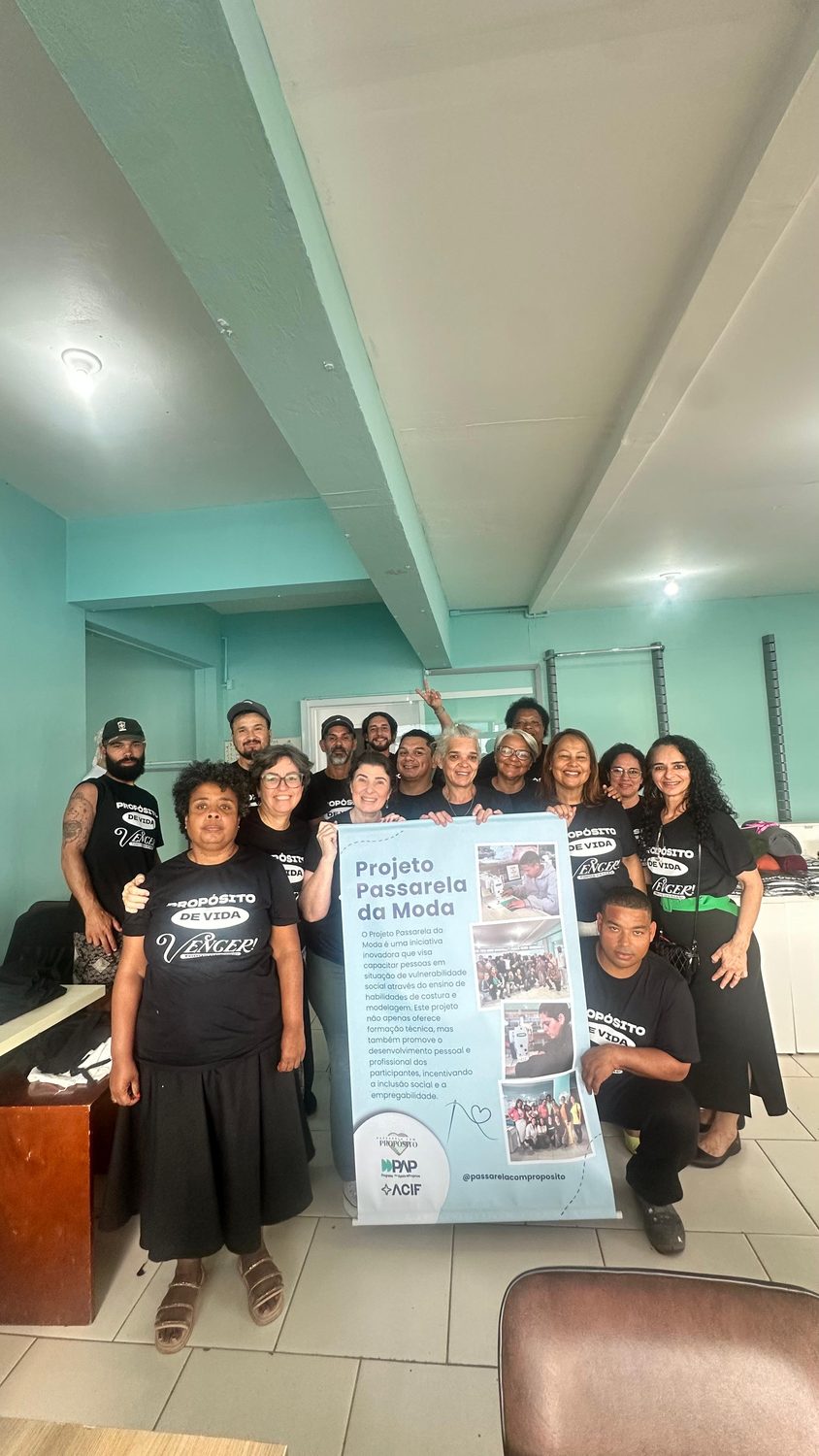 Turma com camisetas personalizadas do projeto