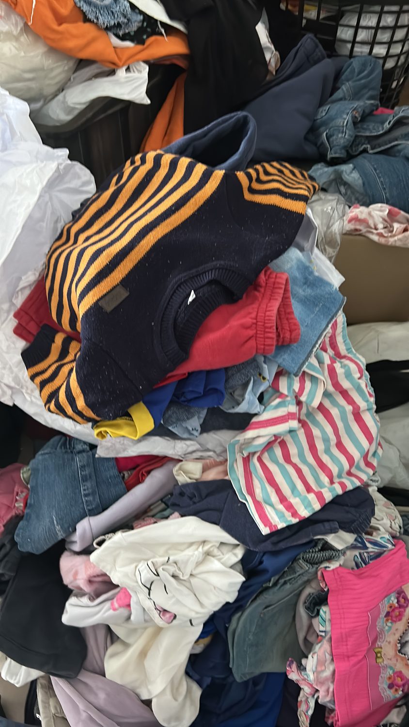 Caixas com roupas infantis doadas