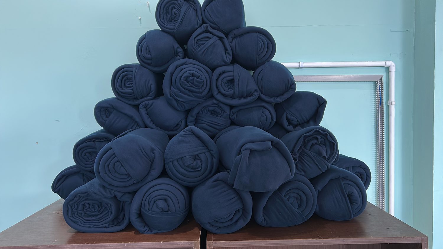 Tecidos azul-marinho enrolados produzidos nas oficinas