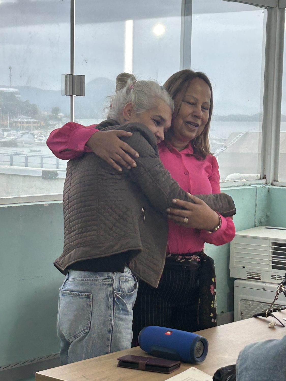 Duas pessoas se abraçando durante a oficina