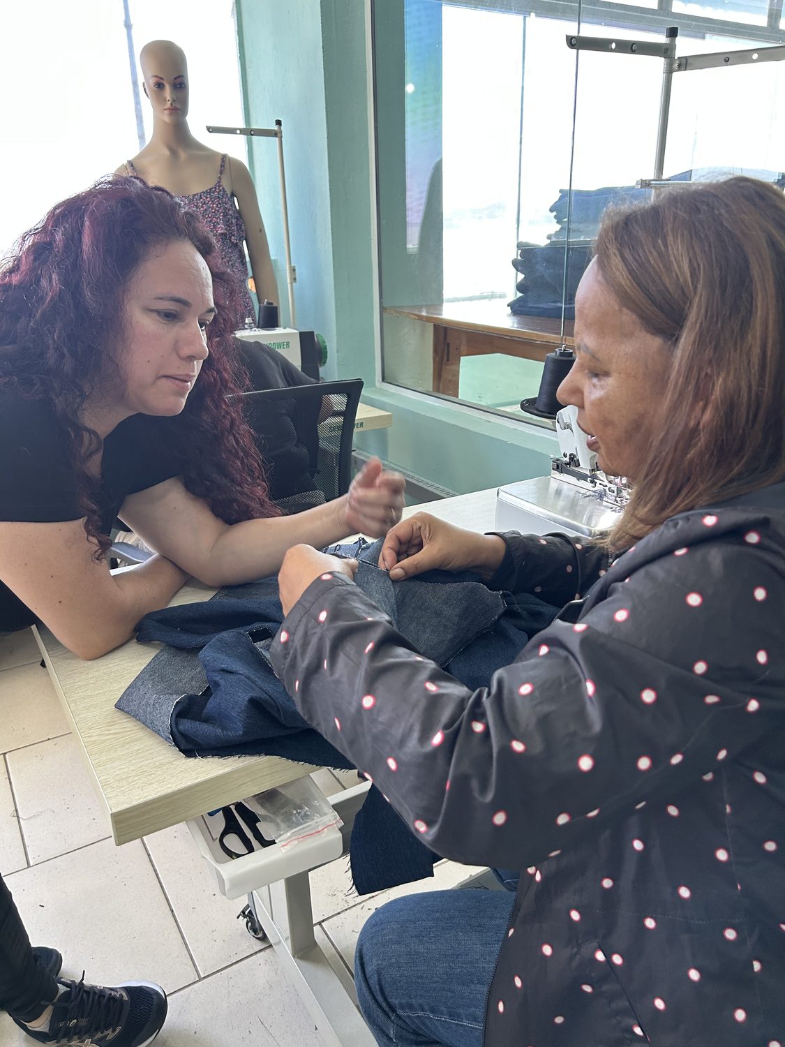 Participante operando uma máquina de costura na oficina
