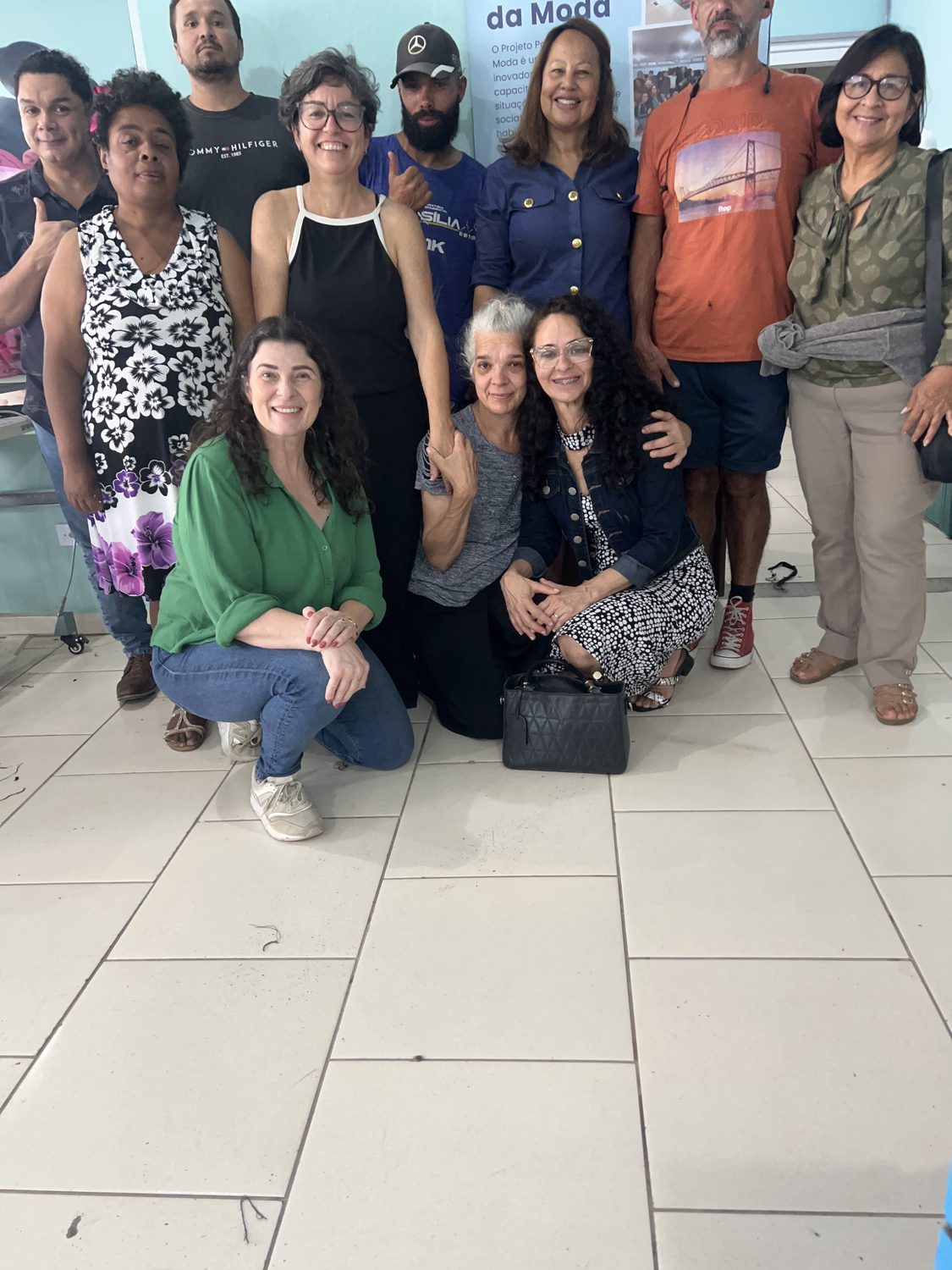 Grupo de participantes sorrindo para a foto